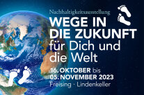 Weltkugel mit Fußabdrücken und Info zur Wanderausstellung "Wege in die Zukunft"