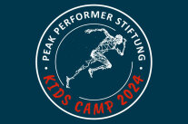 Logo des Peak Performer Kids Camp mit stilisiertem Sprinter auf dunkelblauem Grund