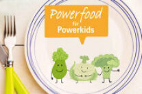 Teller mit Besteck und Gemüse, darüber Sprechblase "Powerfood für Powerkids"