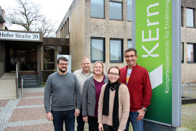 Die fünf KErn-Bereichsleitungen vor dem Eingang des Hauptsitzes in Kulmbach