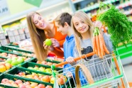 Familie im Supermarkt beim Einkaufen.