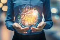 KI-generiertes Bild: Oberkörper, bei dem die Hände eine Art Hologramm des Darms halten.