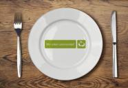 Teller mit Messer und Gabel in akkurater Anordnung; auf dem Teller ist die Schrift "Wir retten Lebensmittel" zu sehen