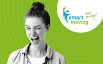 Gesicht einer lachenden jungen Frau, die mit einem Auge zwinkert, vor grünem Hintergrund und dem SmartMoving-Logo rechts