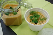 Suppe in Einmachglas und To-go-Behälter