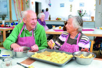 Senioren helfen bei der Essenszubereitung