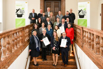 Gruppenbild mit allen Gewinnern des wettbewerbs im StMELF in München