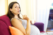 Schwangere isst Joghurt