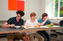 Jungs beim Essen in der Schulkantine